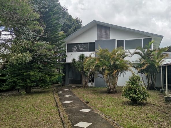 House for sale in residential in San Rafael de Heredia. Bank foreclosed property.