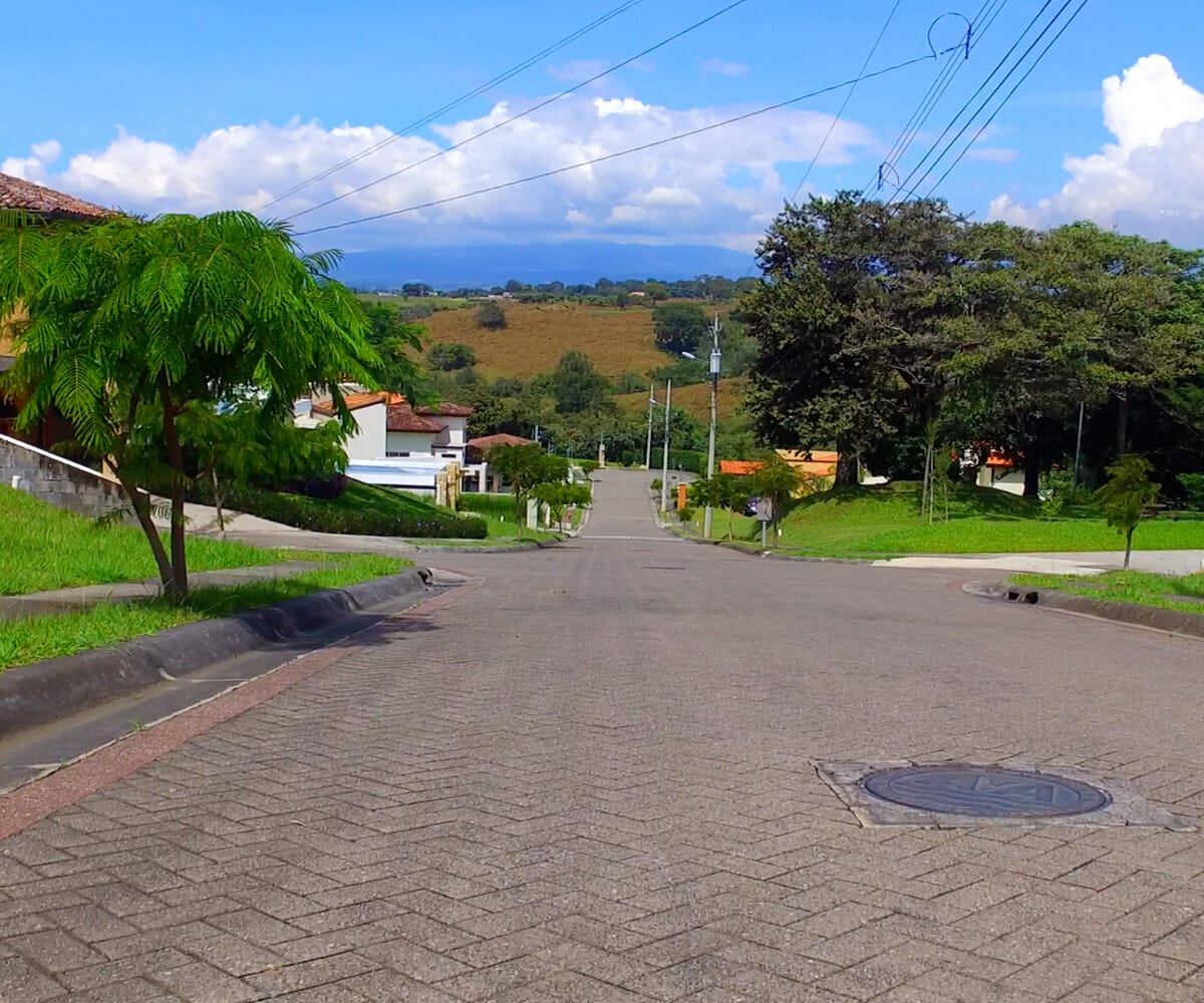 Lote plano de 751 m2 a la venta en condominio Posada del Río en La Guacima, Alajuela.