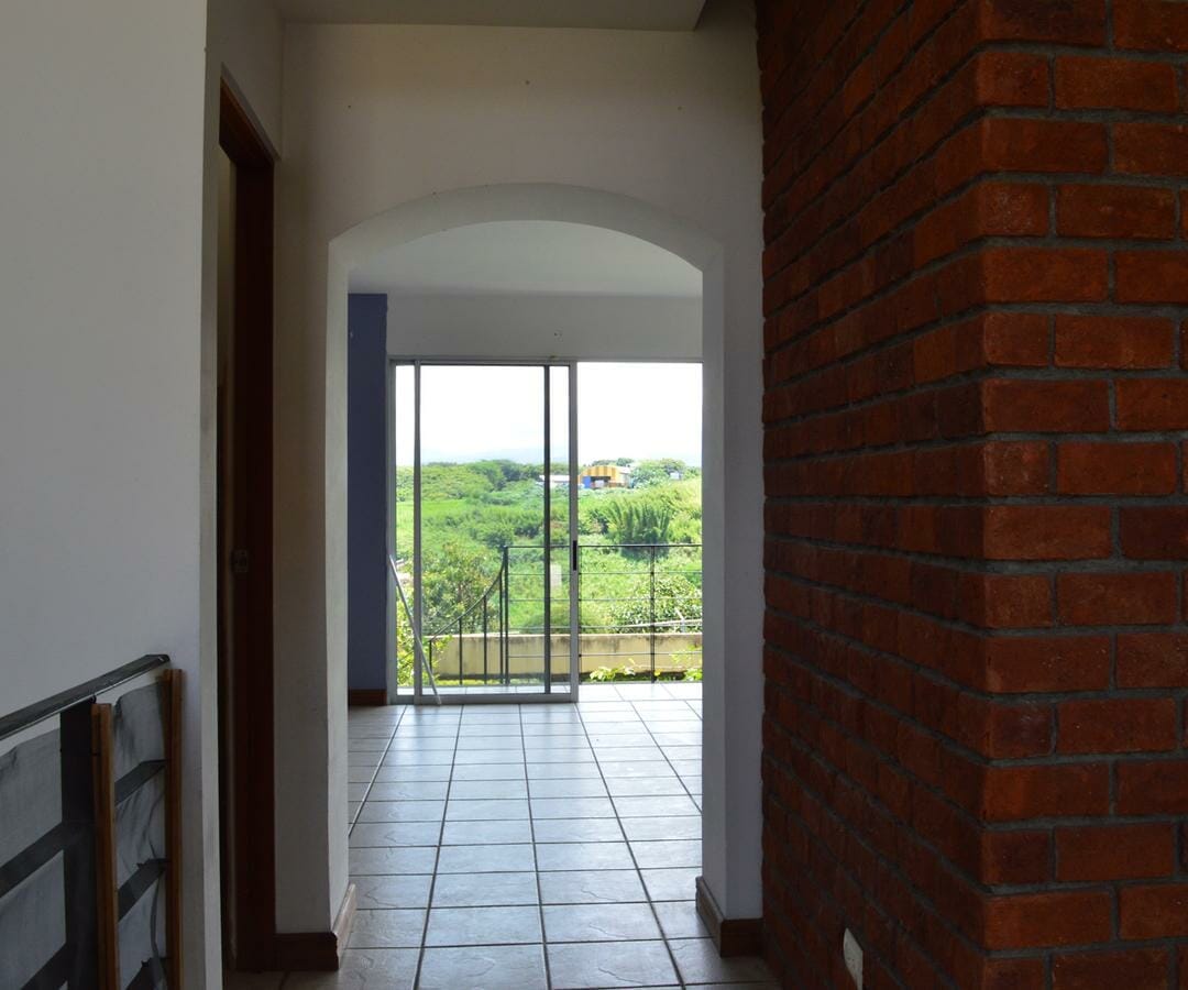 Casa de 2 plantas a la venta en condominio Real de Colima en Tibás, San José.