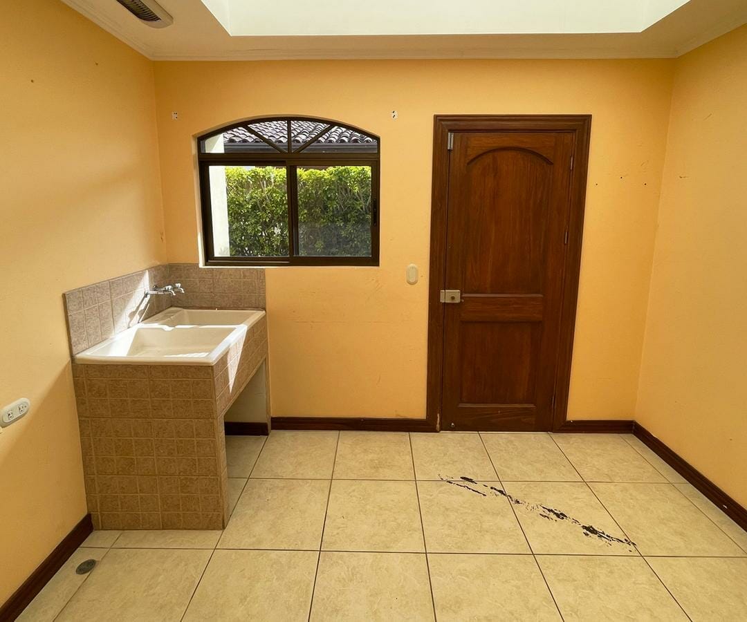 House for sale in the condominium Torres San Isidro, in San Isidro de Heredia. Bank foreclosed property.