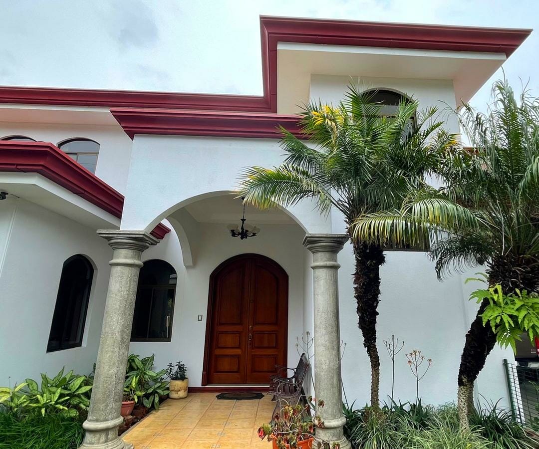 Espectacular casa independiente a la venta en Guachipelín de Escazú, San José.