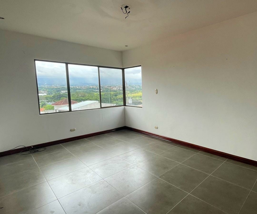 Casa a la venta en el condominio Sierra Nevada en Guachipelin Norte, Escazú, San José. Remate bancario.