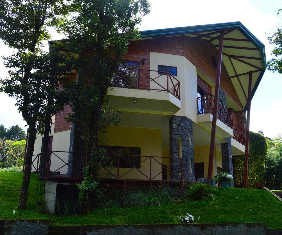 Casa de 4 niveles a la venta en Monte de la Cruz en San Rafael de Heredia.
