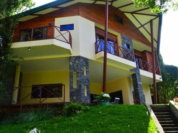 4 level house for sale in Monte de la Cruz in San Rafael de Heredia.
