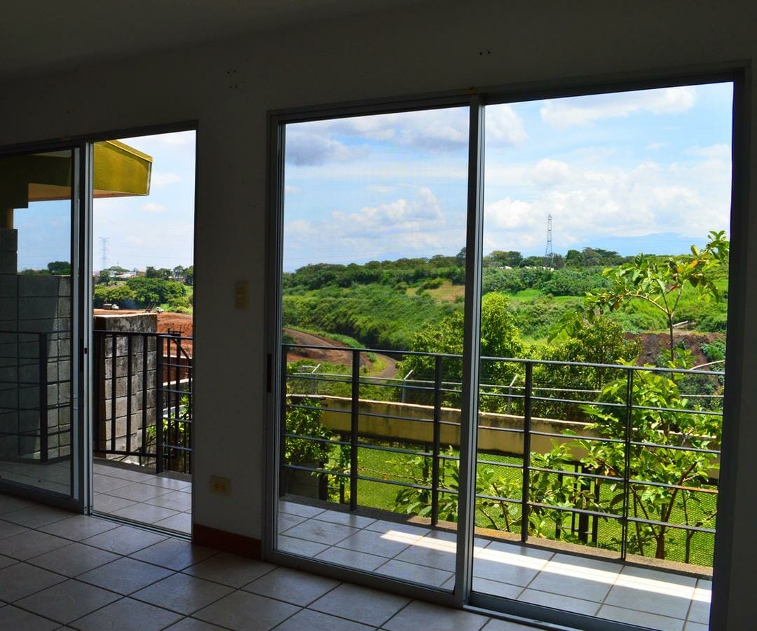 Casa de 2 plantas a la venta en condominio Real de Colima en Tibás, San José.