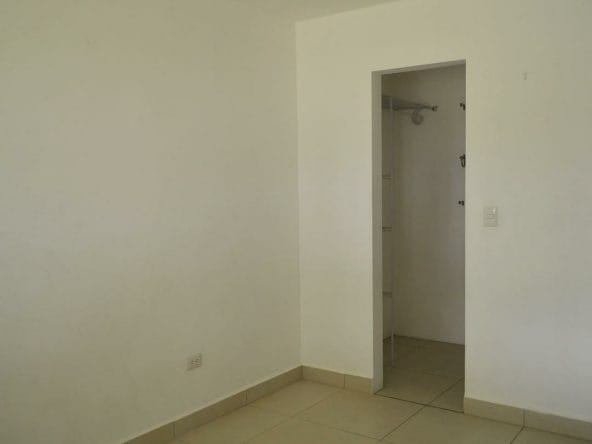 Apartamento en remate bancario en condominio del Este en Curridabat