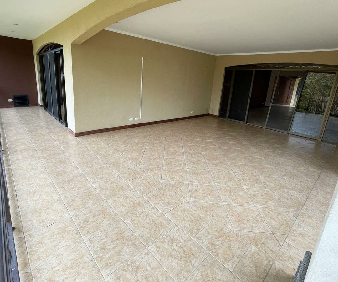 House for sale in the condominium Torres San Isidro, in San Isidro de Heredia. Bank foreclosed property.
