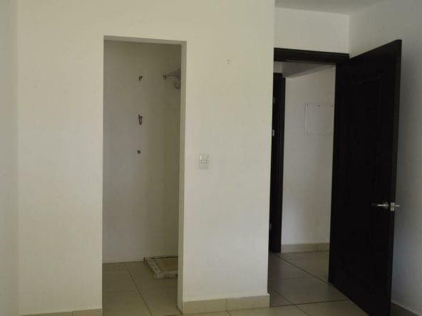 Apartamento en remate bancario en condominio del Este en Curridabat