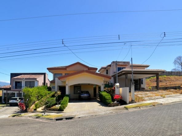 House for sale in Los Castillos condominium