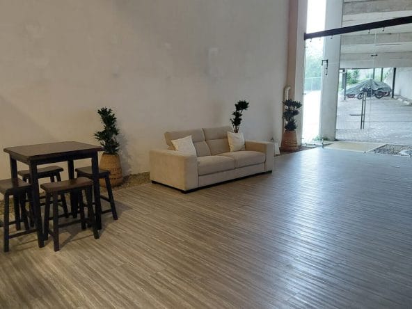 This 2-level apartment in condominium Natu Auction banking