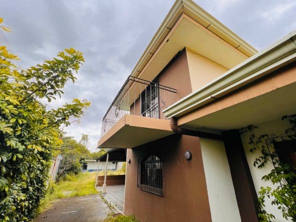 Foreclosed home in Costa Rica. 2 story home for sale in San Isidro de Heredia.