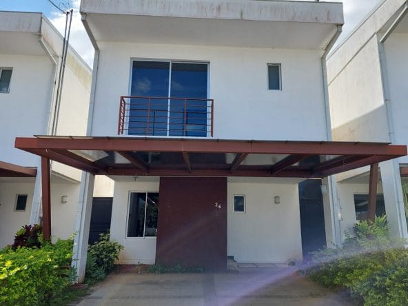 House for sale in condominium Phoenician in Alajuelita, San Jose. Remate bancario.