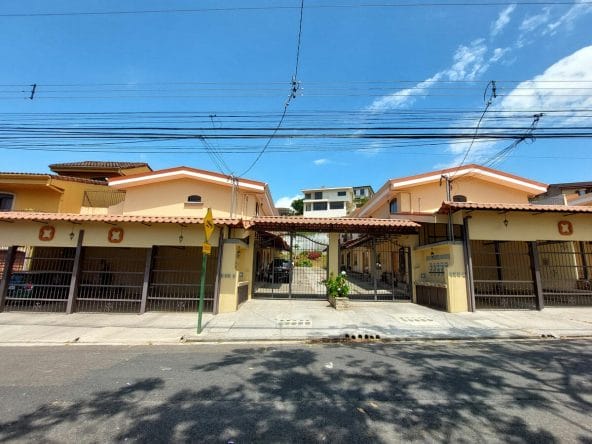 Casa a la venta en Condominio Alejandra III en Curridabat, San José. Bien adjudicado bancario.