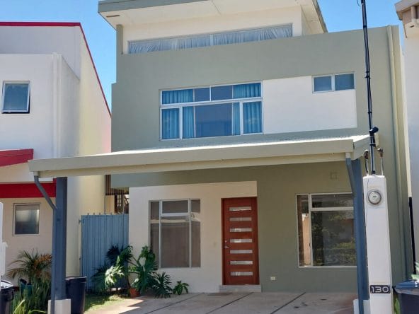 Remate bancario en Concepción de Tres Ríos. Casa de 2 plantas en condominio Barlovento
