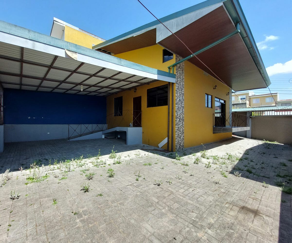Casa a la venta en residencial en Tres Ríos en Cartago. Bien adjudicado bancario.