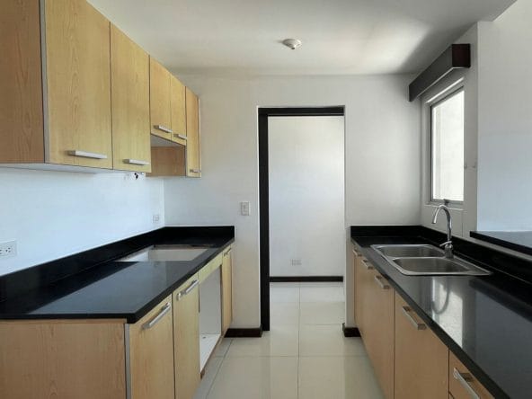 Remate bancario. Apartamento de 2 habitaciones a la venta en La Sabana. Ubicado en onceavo piso, con 2 habitaciones y 2 baños.