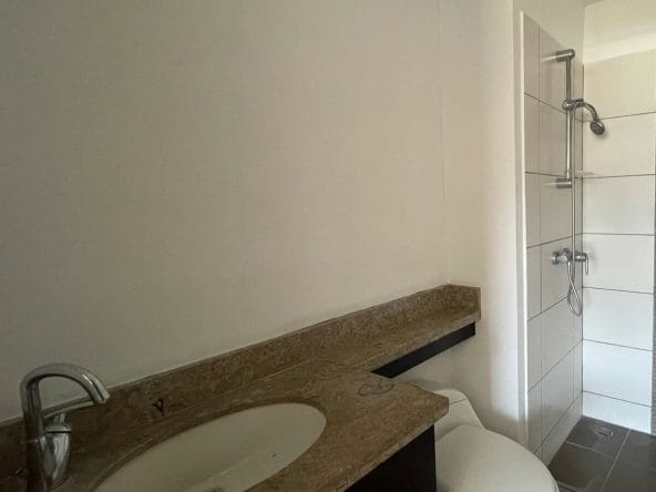 Remate bancario. Apartamento de 2 habitaciones a la venta en La Sabana. Ubicado en onceavo piso, con 2 habitaciones y 2 baños.
