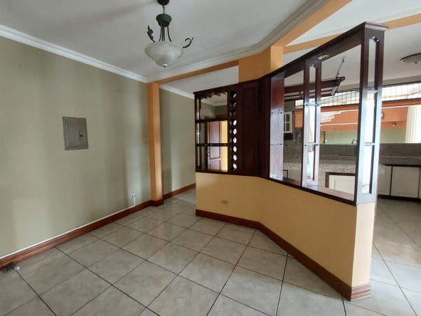 Casa a la venta en residencial en Oreamuno de Cartago. Bien adjudicado bancario.