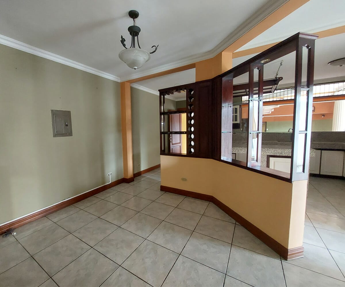 Casa a la venta en residencial en Oreamuno de Cartago. Bien adjudicado bancario.