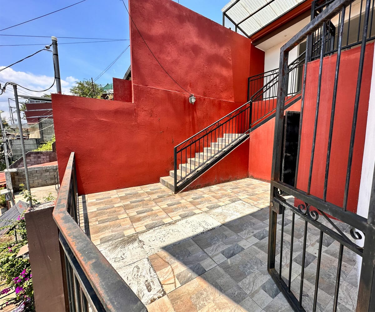 Casa de 3 habitaciones a la venta en el centro de Naranjo, Alajuela. Remate bancario.