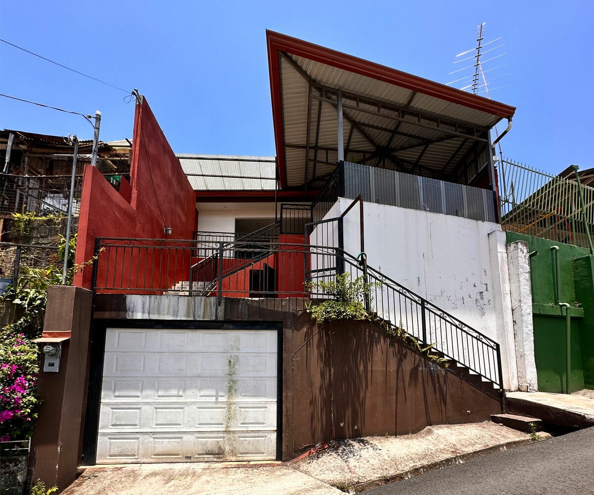 Casa de 3 habitaciones a la venta en el centro de Naranjo, Alajuela. Remate bancario.