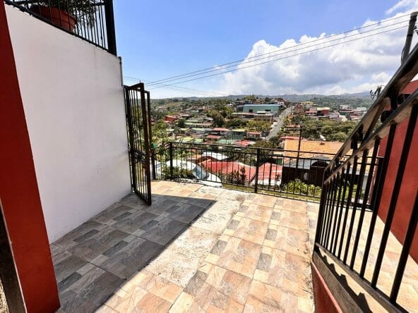 3 bedroom house for sale in the center of Naranjo, Alajuela. Bank auction.
