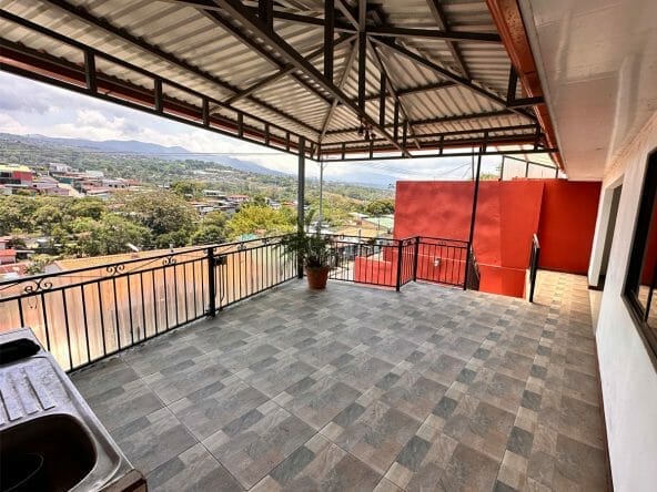 3 bedroom house for sale in the center of Naranjo, Alajuela. Bank auction.