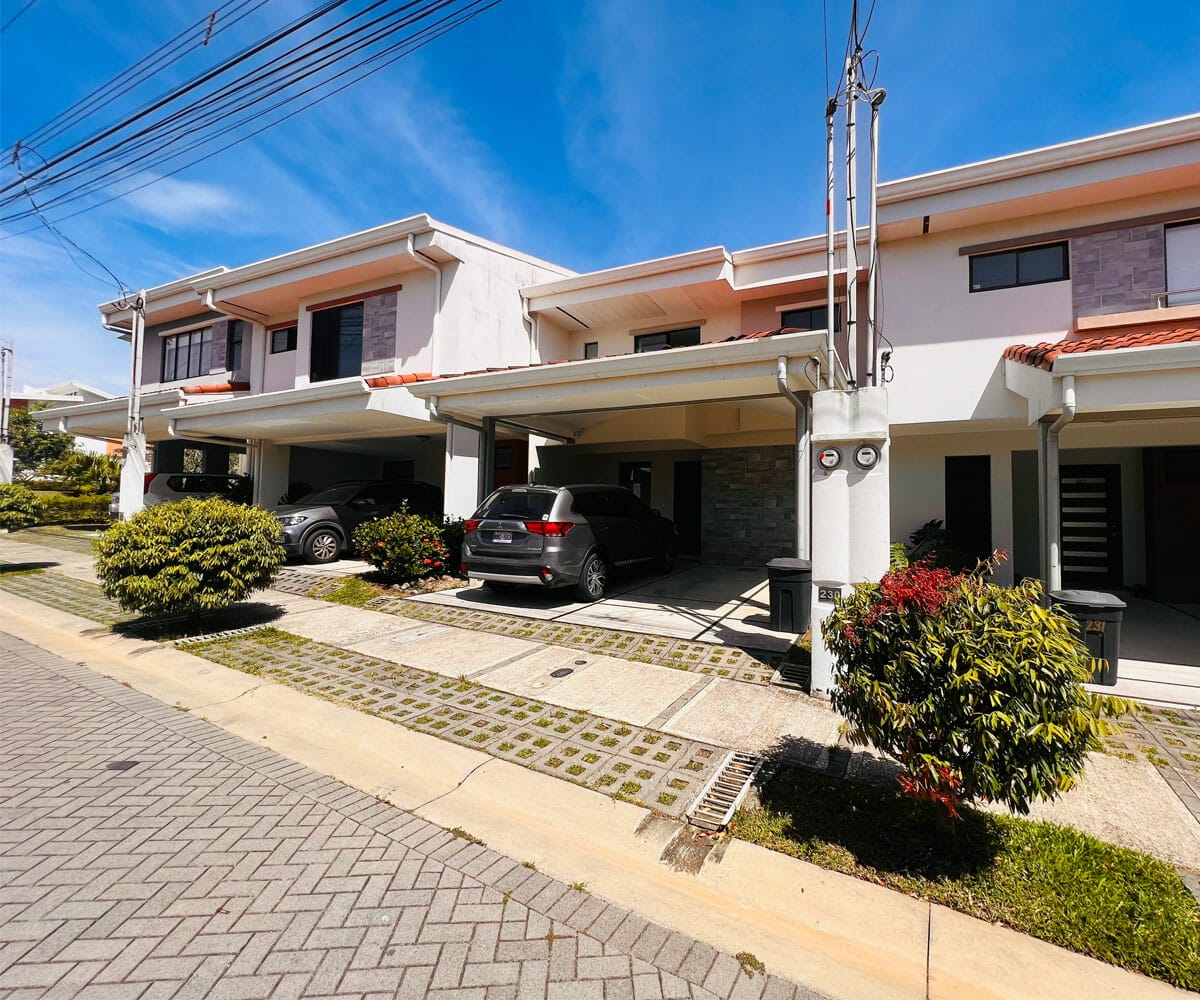 Casa de 2 plantas a la venta en condominio Avenir en Santo Domingo de Heredia. Bien adjudicado bancario.