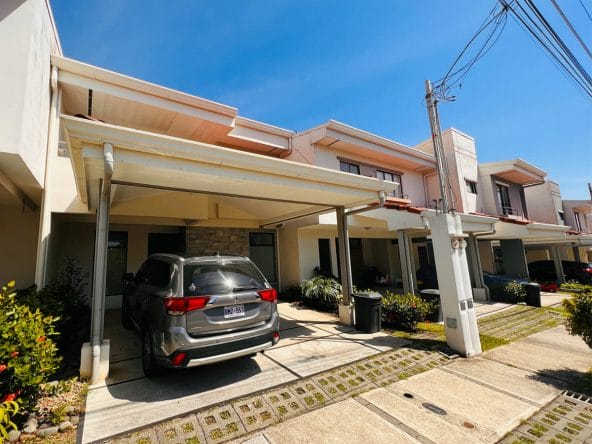 Casa de 2 plantas a la venta en condominio Avenir en Santo Domingo de Heredia. Bien adjudicado bancario.