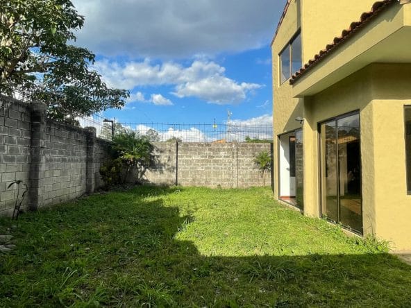Casa de 2 habitaciones a la venta en condominio ubicado en San Joaquín de Flores, Heredia.