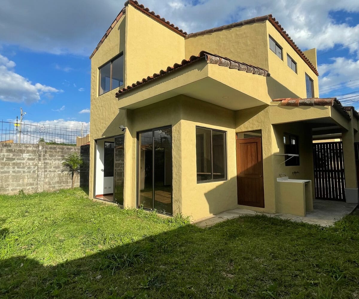Casa de 2 habitaciones a la venta en condominio ubicado en San Joaquín de Flores, Heredia.