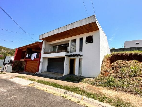 2 story house for sale in residential Palma Real in Palmares, Alajuela. Bank auction.