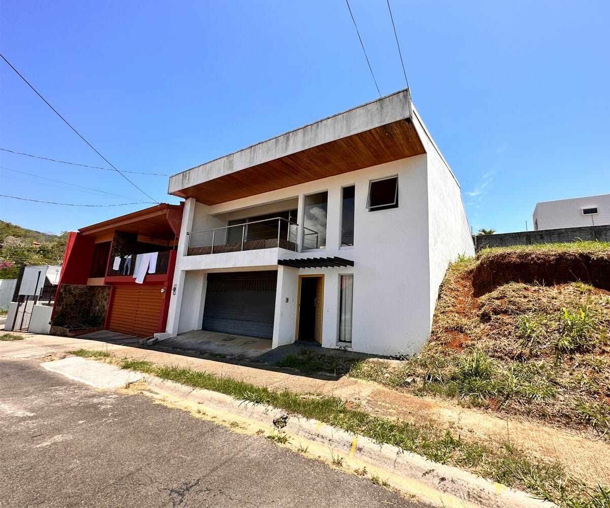 Casa de 2 plantas a la venta en residencial Palma Real en Palmares, Alajuela. Remate bancario.