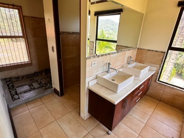 We have for sale a beautiful house located in San Miguel de Naranjo, on a large lot of 6187m2. The construction has 820m2 distributed in a functional and elegant way.