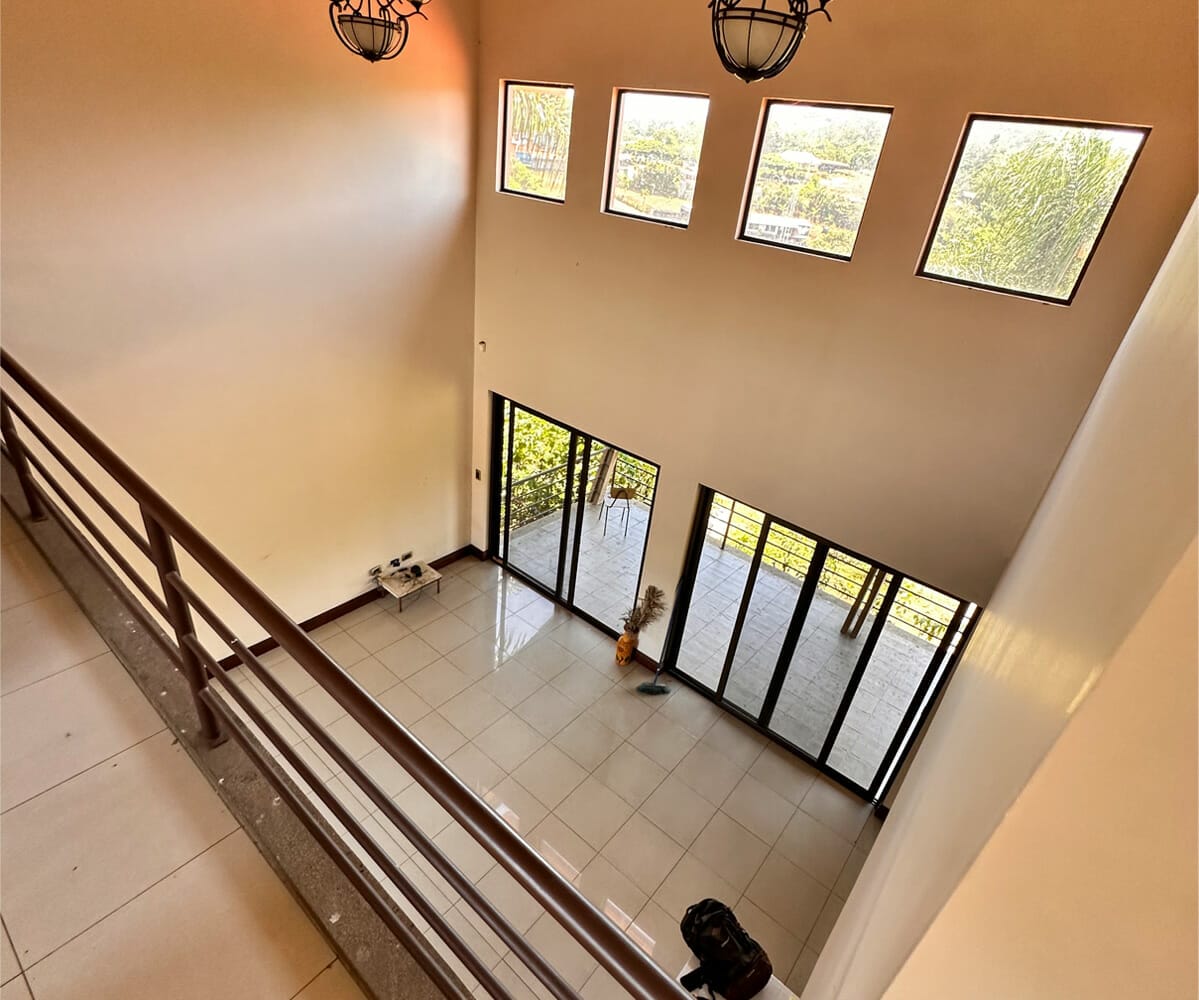 Tenemos a la venta una hermosa casa ubicada en San Miguel de Naranjo, en un amplio terreno de 6187m2.