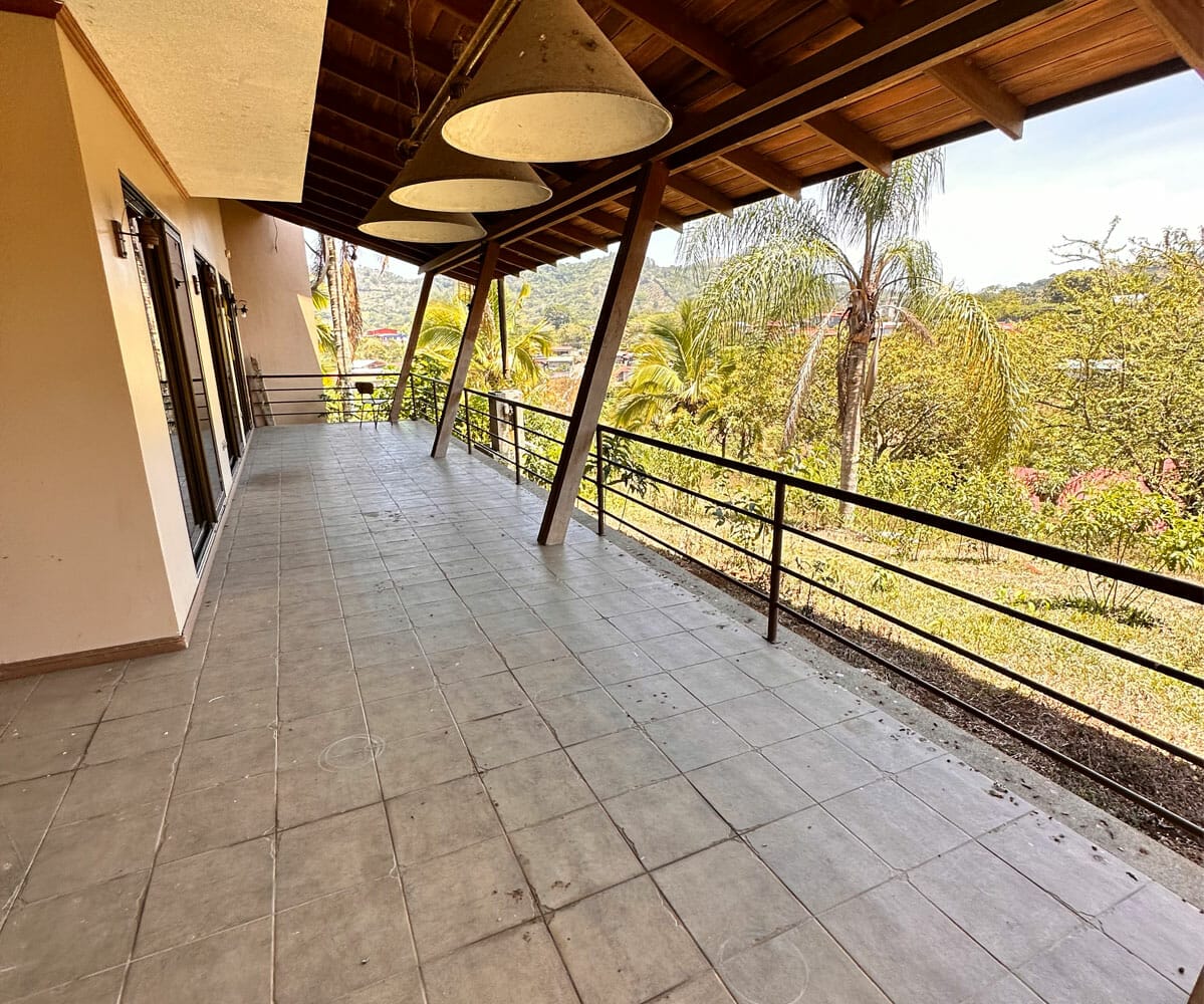 Tenemos a la venta una hermosa casa ubicada en San Miguel de Naranjo, en un amplio terreno de 6187m2.