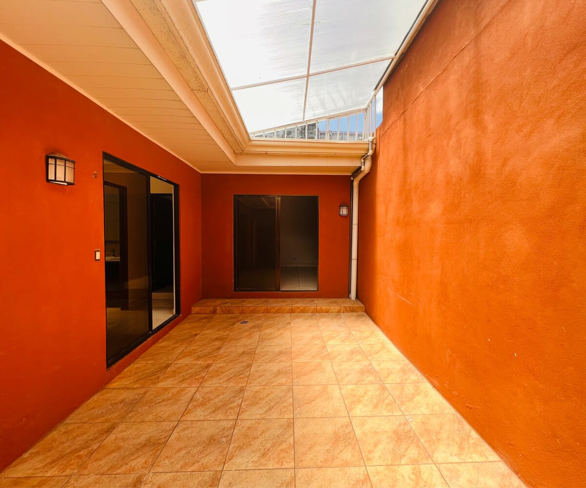 Casa de 1 planta a la venta en residencial en Barva de Heredia. Remate bancario.