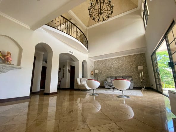 Impresionante mansión de 4 habitaciones a la venta en Las Vueltas de La Guacima.