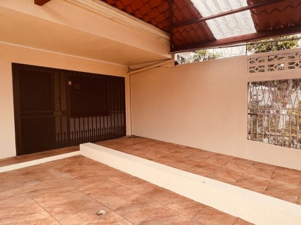 1 story house for sale in residential in Barva de Heredia. Bank auction.