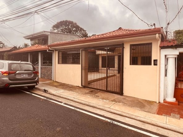 1 story house for sale in residential in Barva de Heredia. Bank auction.