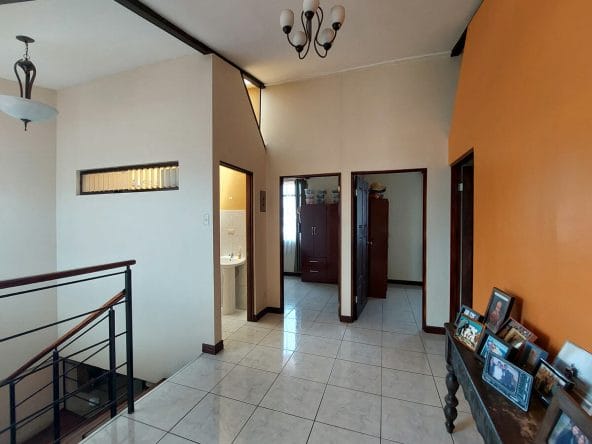 Se vende una casa independiente de dos plantas en La Pitahaya, Cartago.