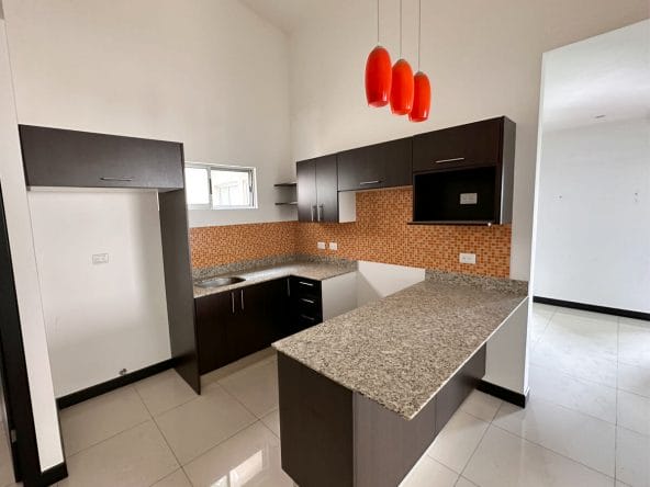 Apartamento de 3 habitaciones a la venta en Condominio Los Príncipes en La Guacima, Alajuela. Bien adjudicado bancario.