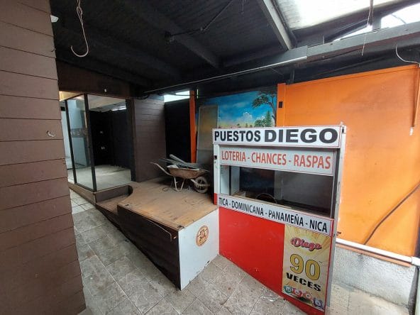 Propiedad comercial con casa independiente Frente a Iglesia (Concepción, Tres Ríos). Remate bancario.