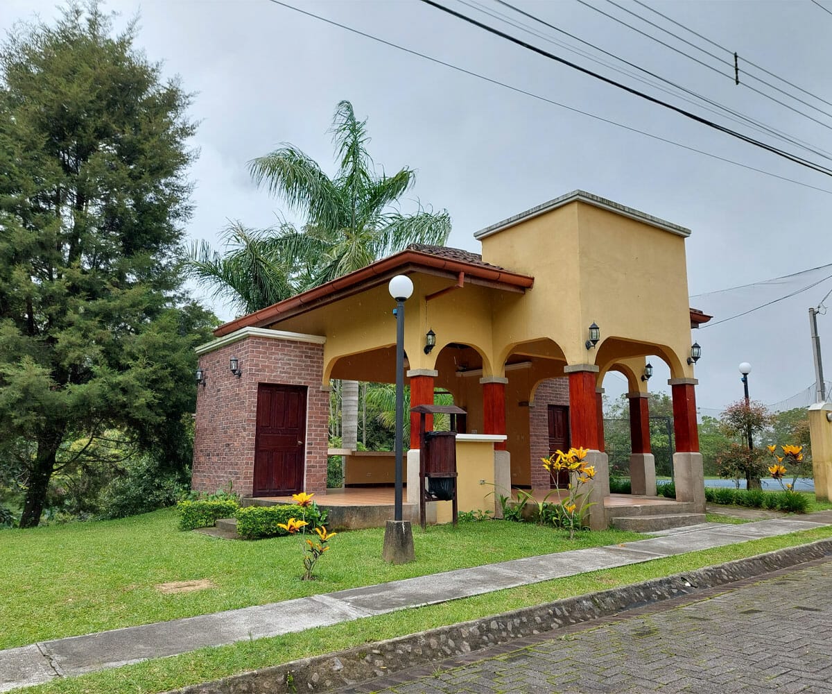 Lots for sale in Majestic Meadows condominium in San José, Goicoechea, Mata de Plátano. Bank foreclosed properties.