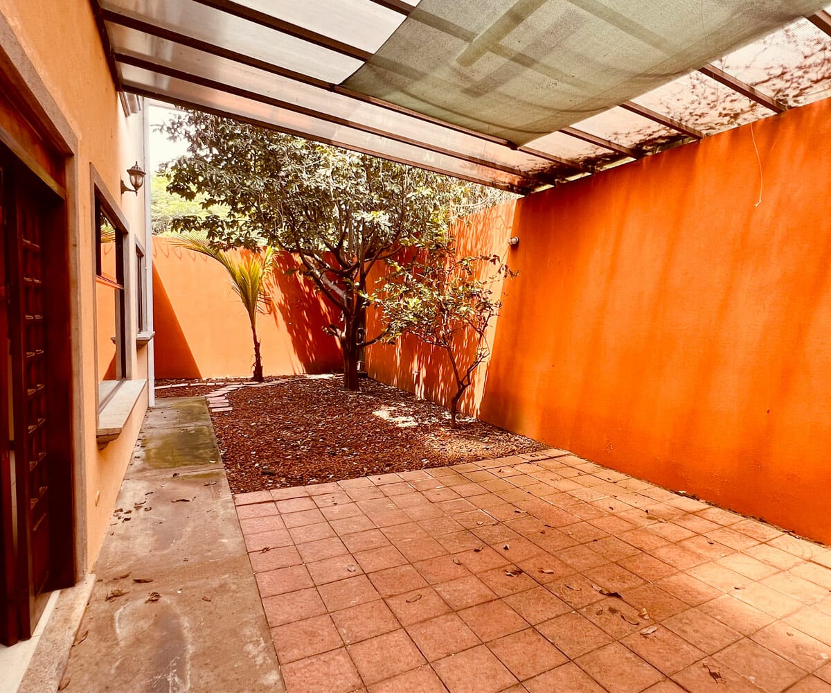 3 level house in residential for sale in Cariari, Heredia. Bank auction