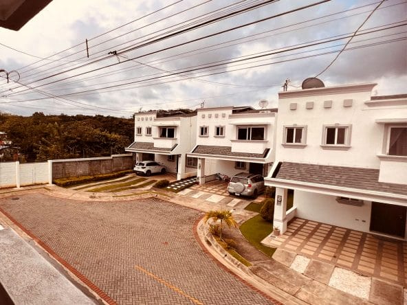 Casa de 3 habitaciones a la venta en condominio Natura Viva en La Guacima, Alajuela. Remate bancario.