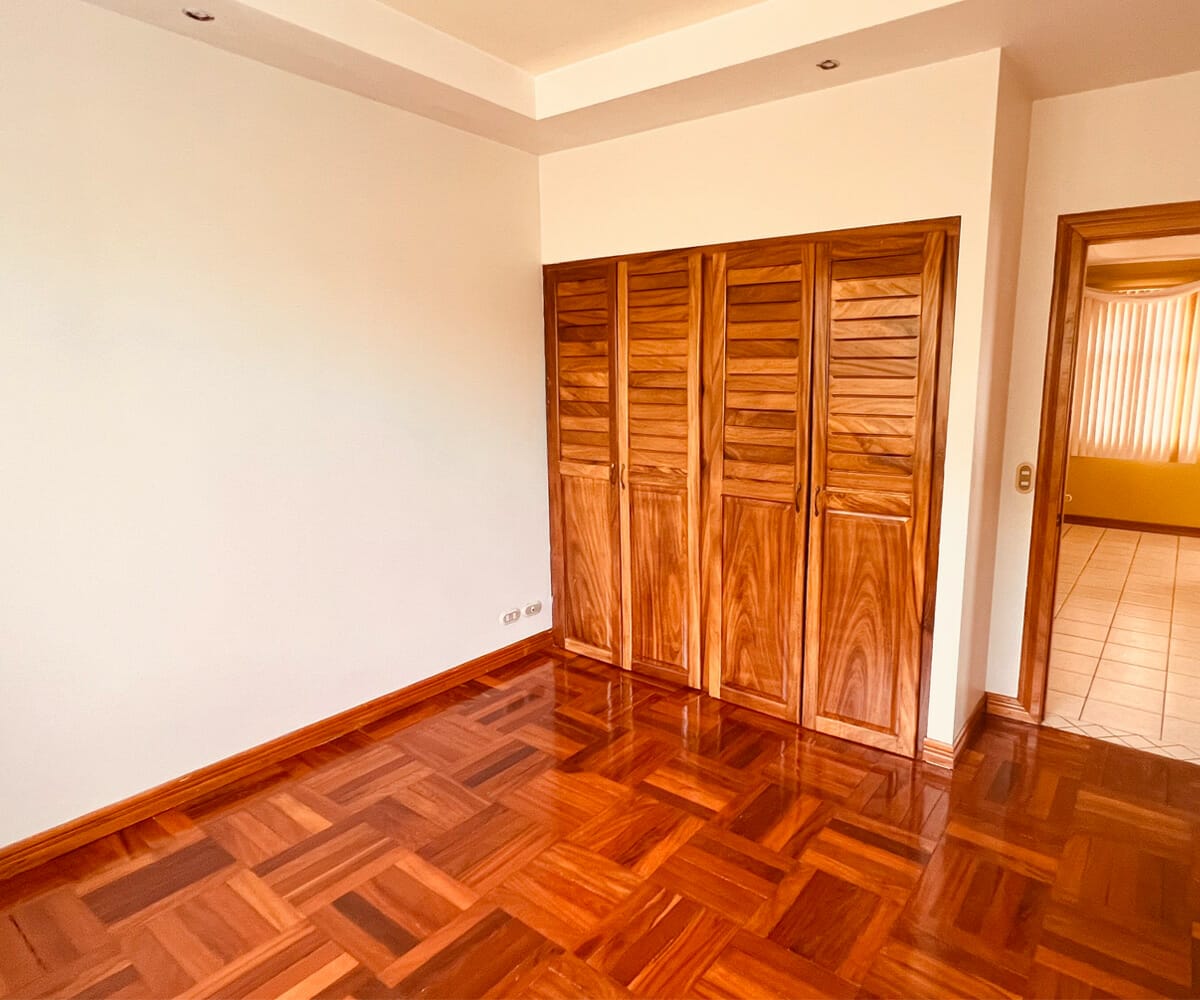 3 level house in residential for sale in Cariari, Heredia. Bank auction