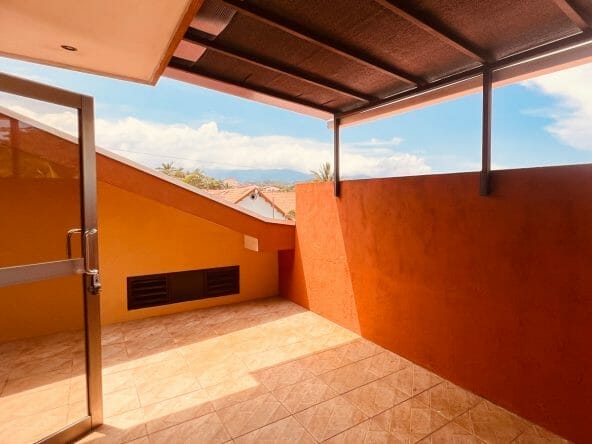 Casa de 3 niveles en residencial a la venta en Cariari, Heredia. Remate bancario