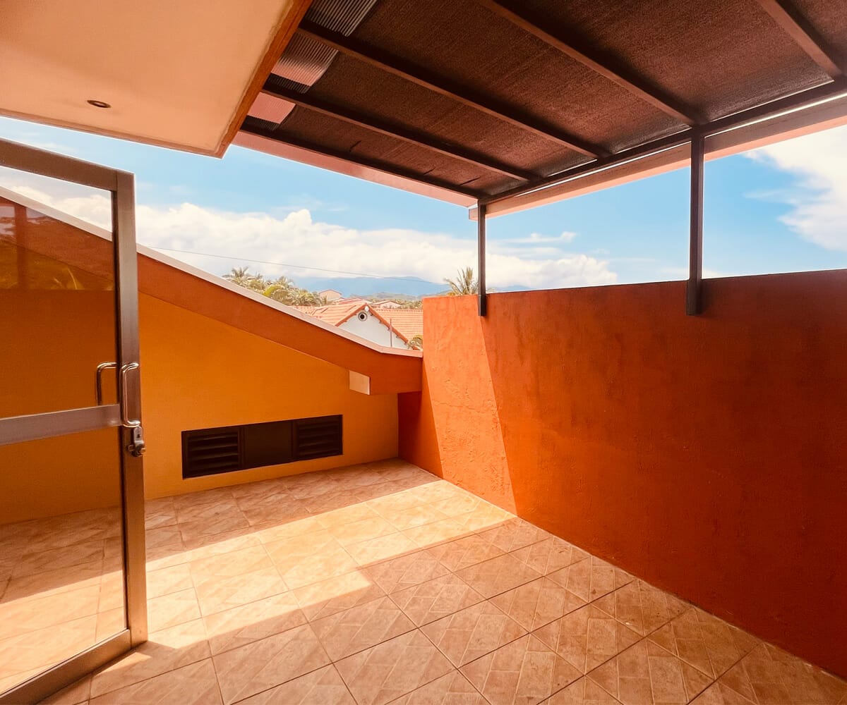 Casa de 3 niveles en residencial a la venta en Cariari, Heredia. Remate bancario