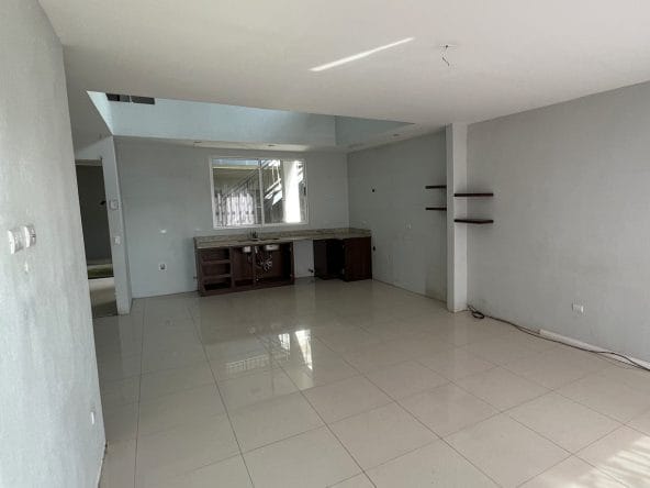 Casa de 2 niveles en residencial a la venta en San Ramón, Alajuela. Bien adjudicado bancario.
